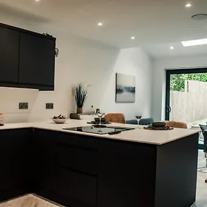 Apartment Bv Luxury 3 Bedroom Townhouse At Bed Cliff Oaks, Leeds (West Yorkshire)