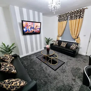 Holiday home *11br* Setup For Your Amazing Relaxed + Free Parking + Free Fast Wifi *, Leeds (West Yorkshire)