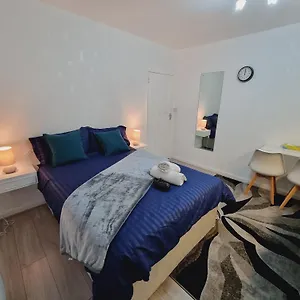 Homestay Relaxed Double Bed With Private Bathroom, Parking, Wifi And Garden., Leeds (West Yorkshire)